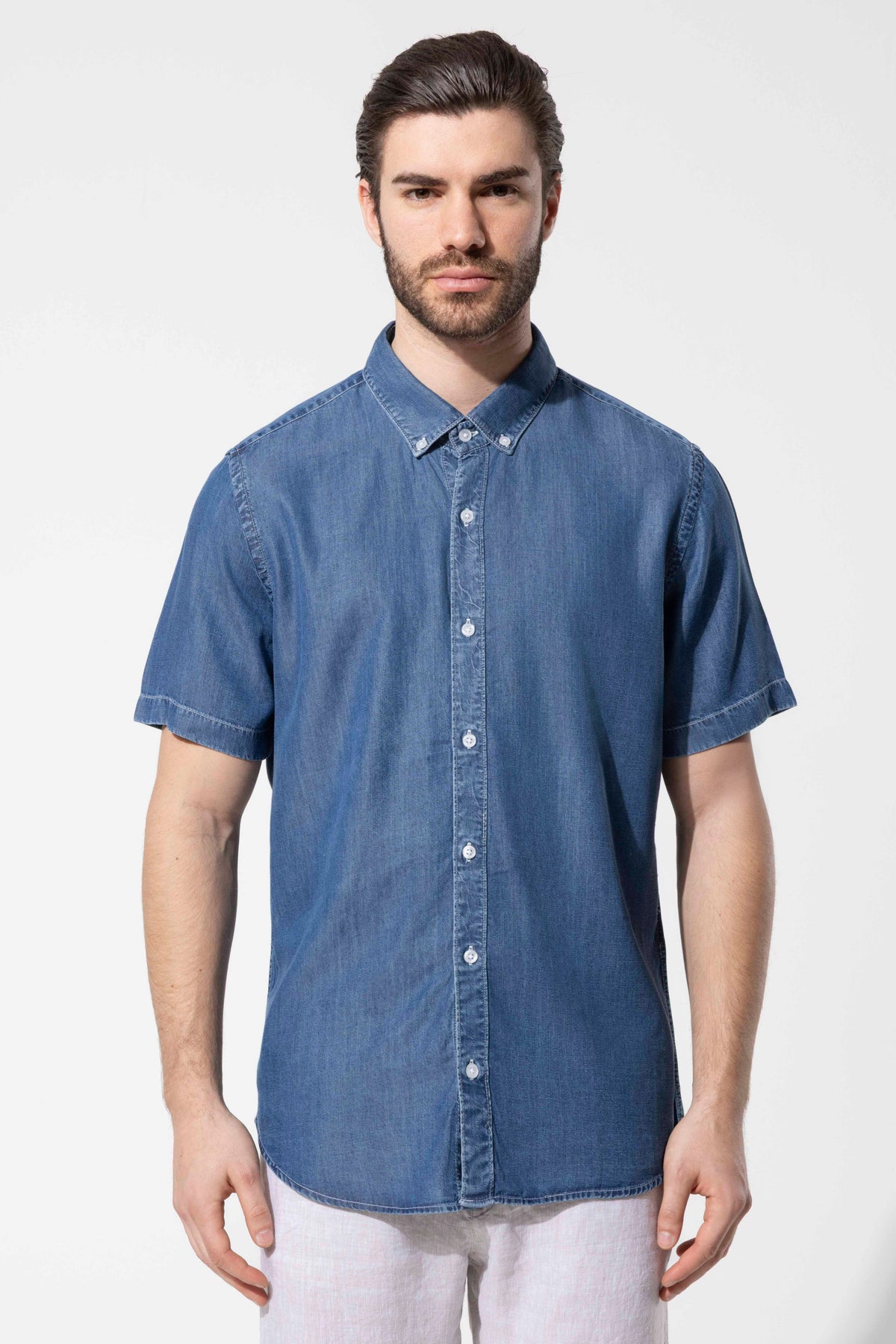 Düğmeli Yaka Kısa Kollu Denim Gömlek