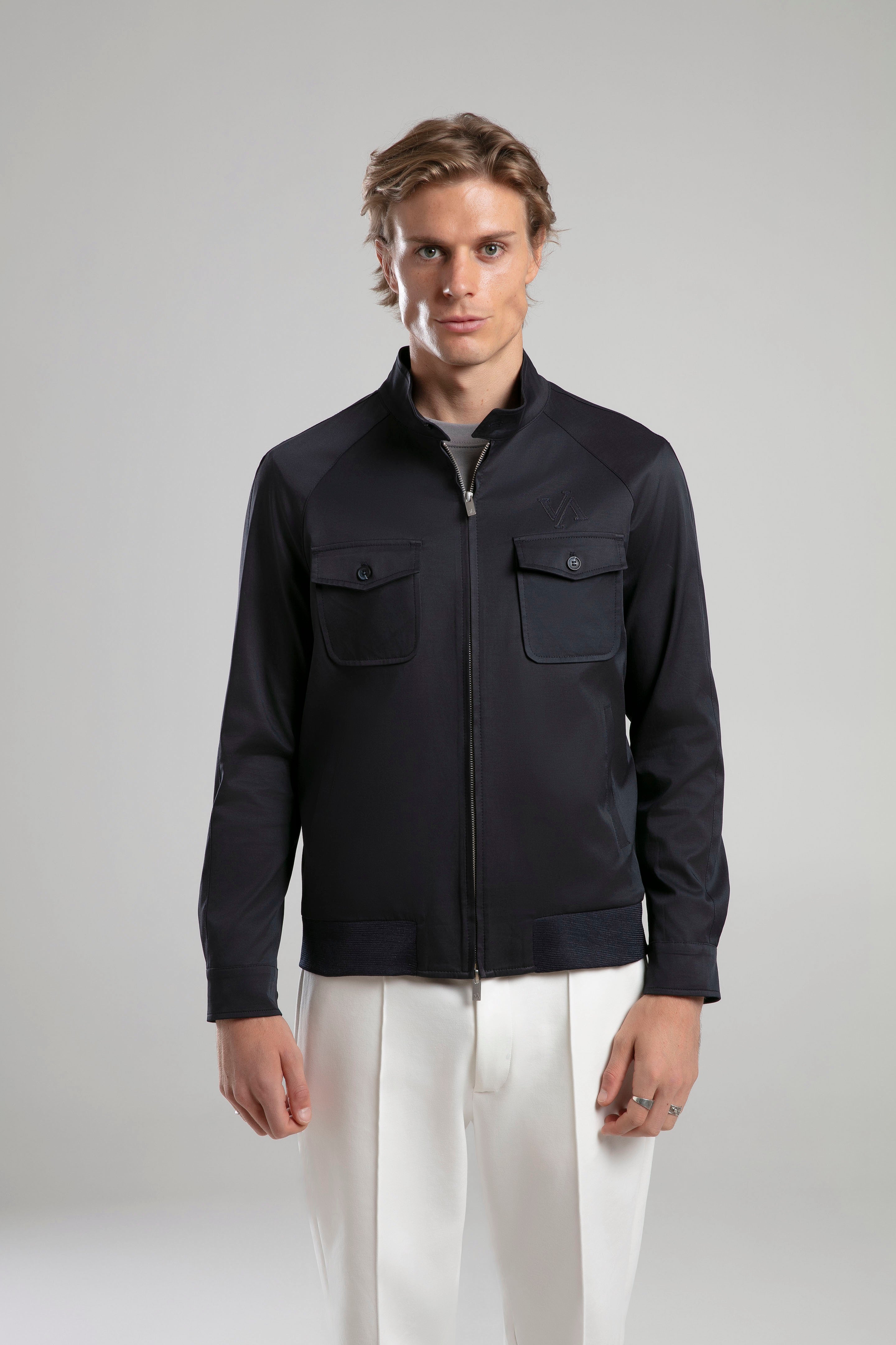 Dik Yaka Cep Detaylı Ceket