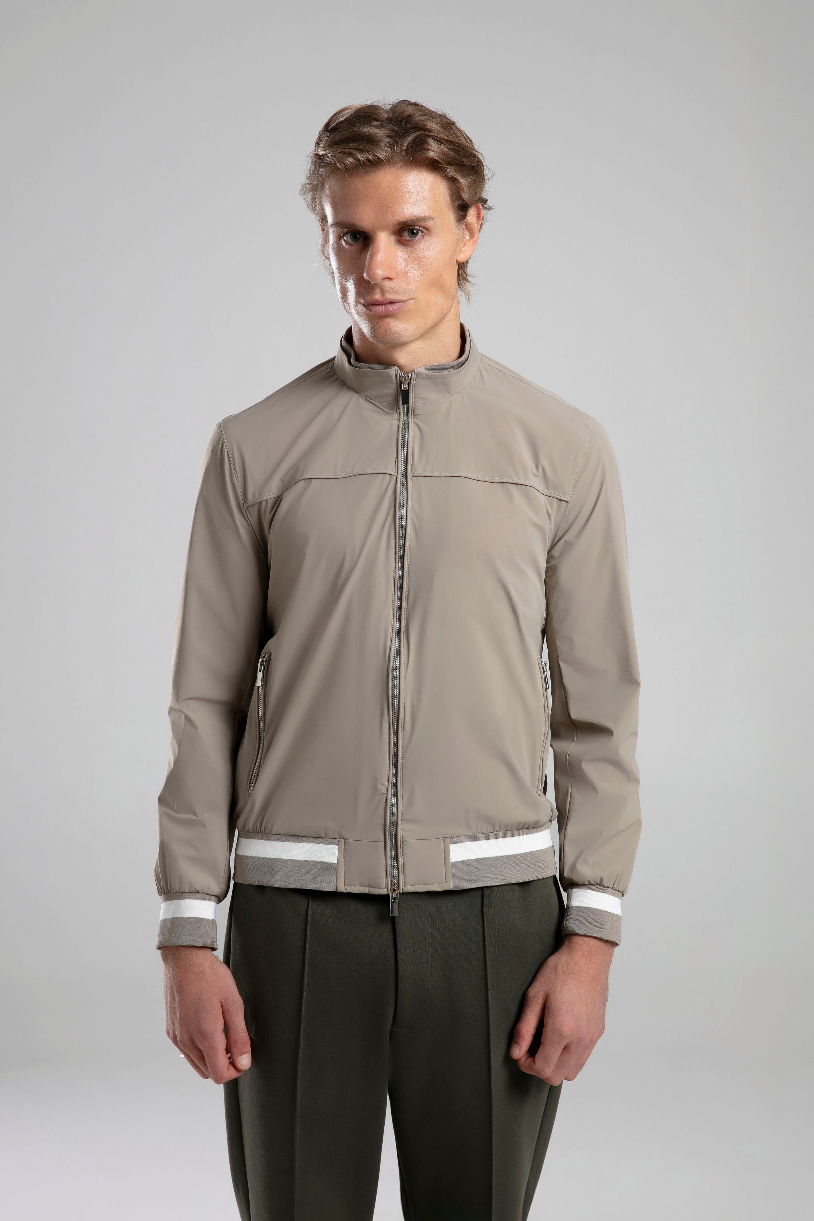 Dik Yaka Fermuarlı Ceket