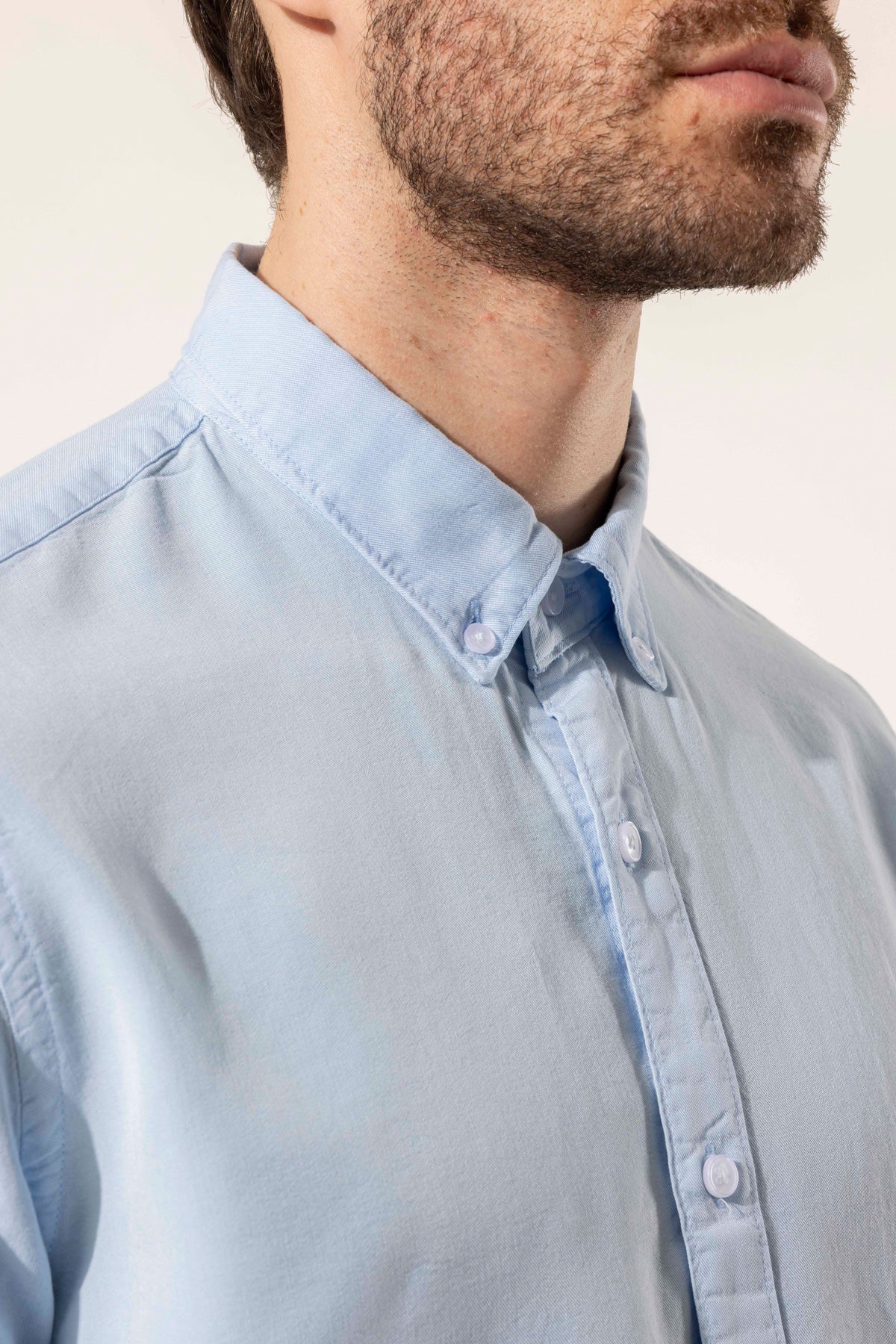 Modern Kesim Düğmeli Yaka Uzun Kollu Gömlek