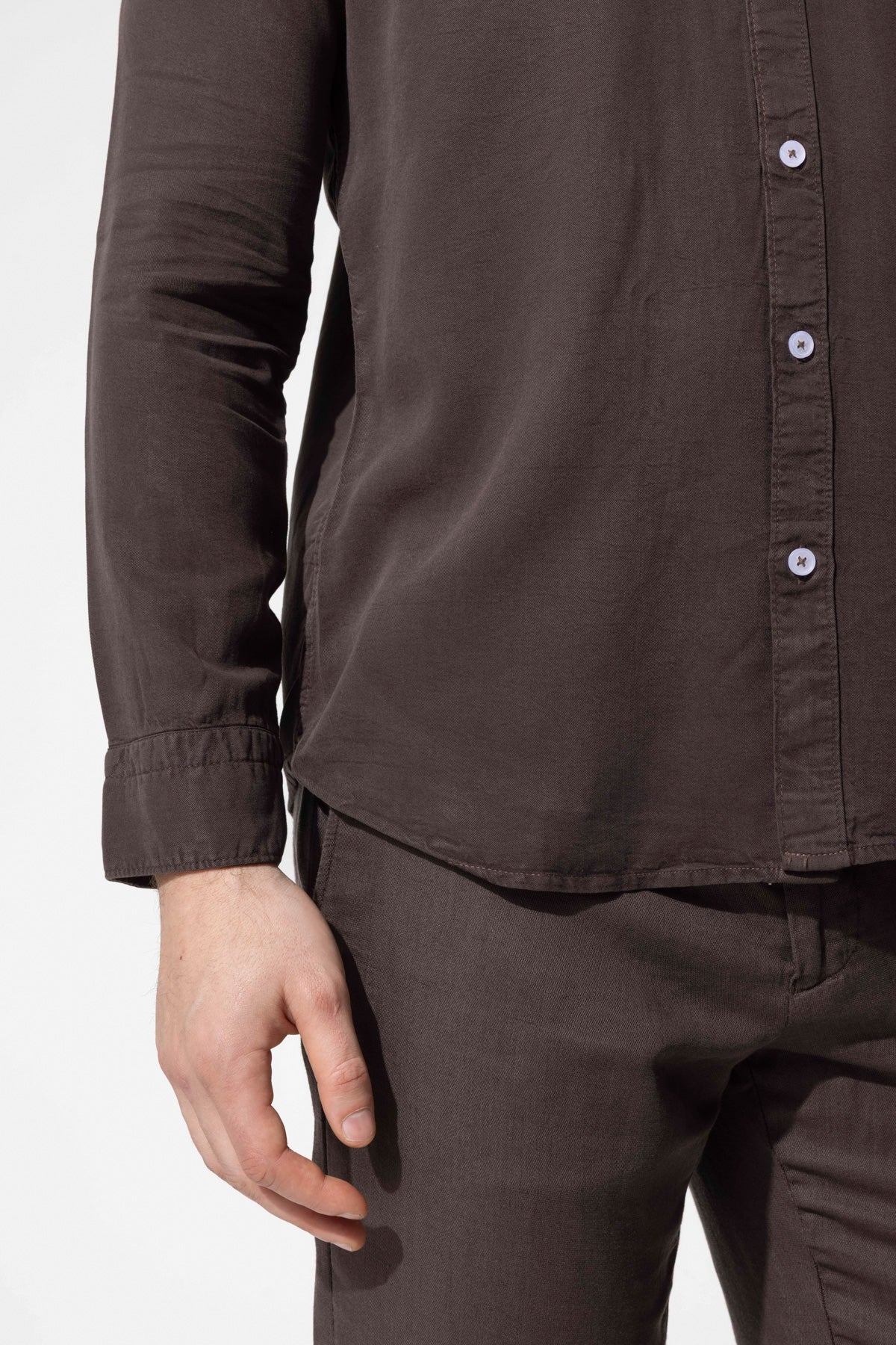 Modern Kesim Düğmeli Yaka Uzun Kollu Gömlek