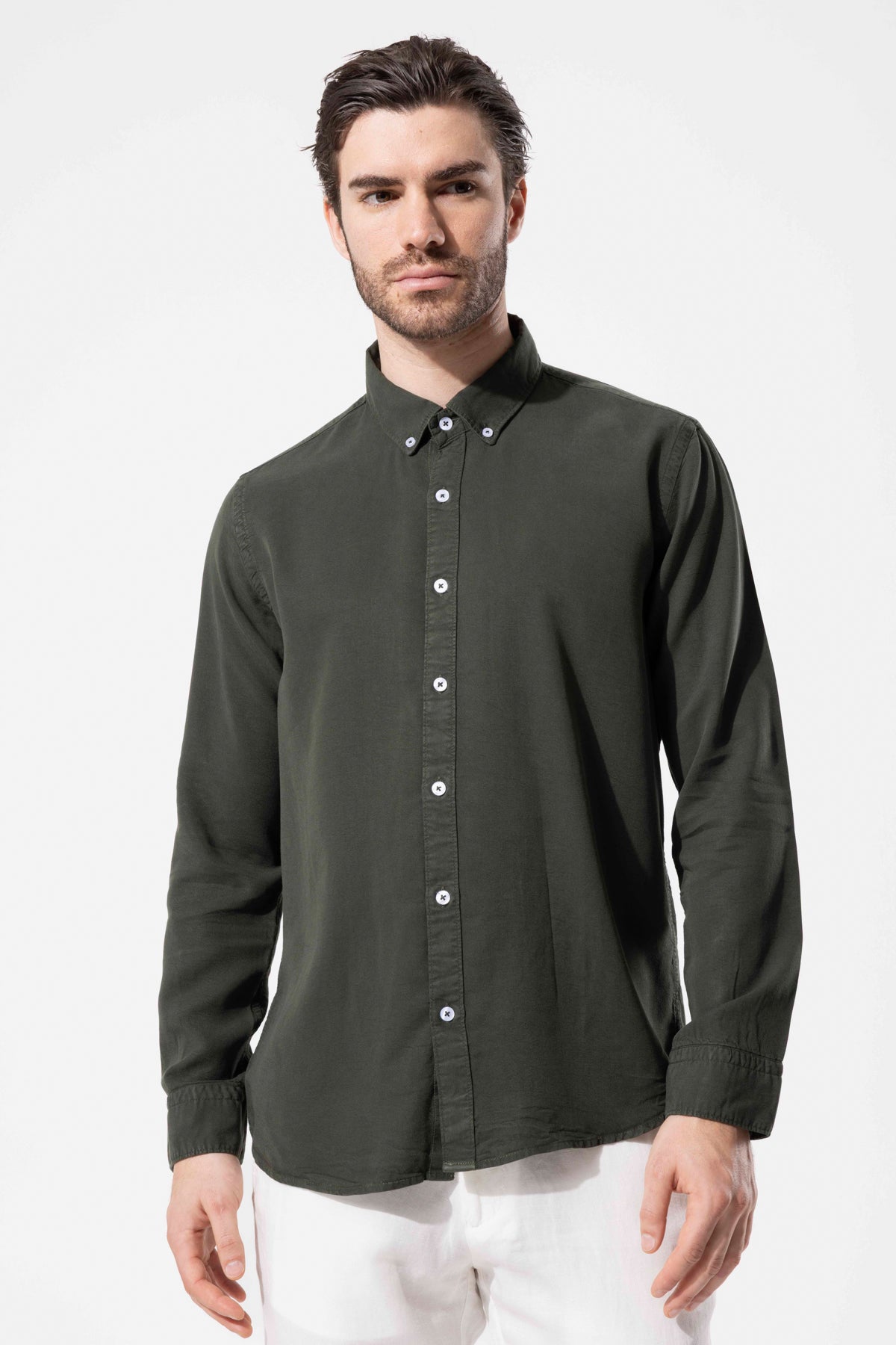 Modern Kesim Düğmeli Yaka Uzun Kollu Gömlek