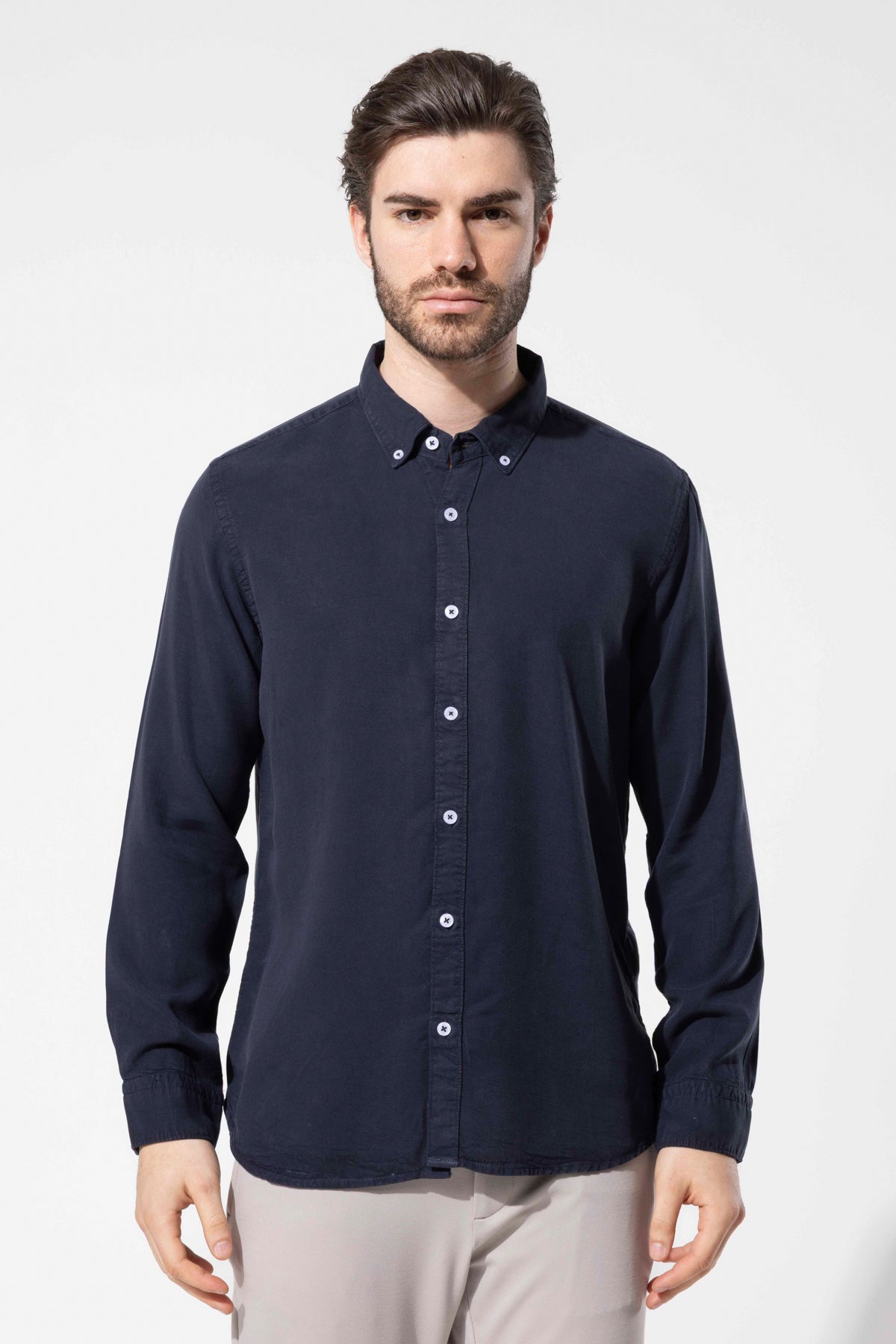 Modern Kesim Düğmeli Yaka Uzun Kollu Gömlek