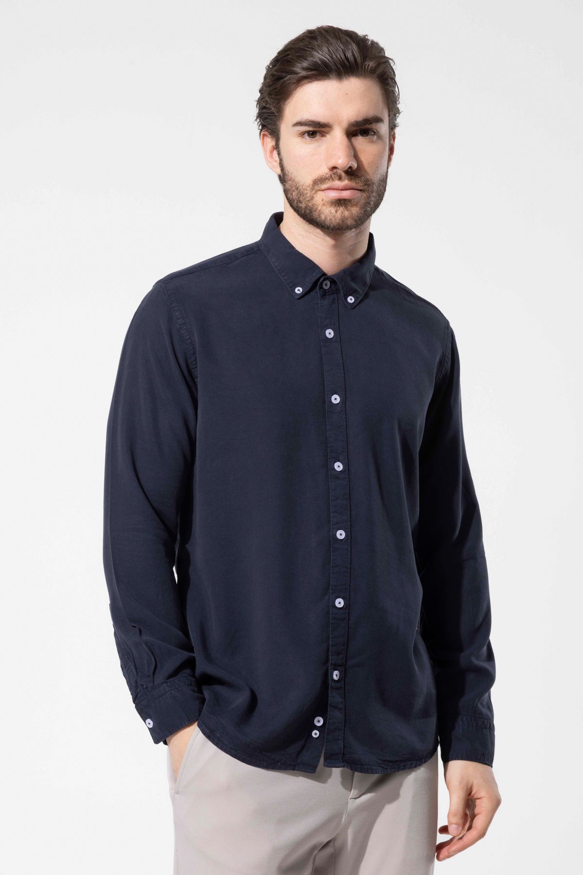 Modern Kesim Düğmeli Yaka Uzun Kollu Gömlek