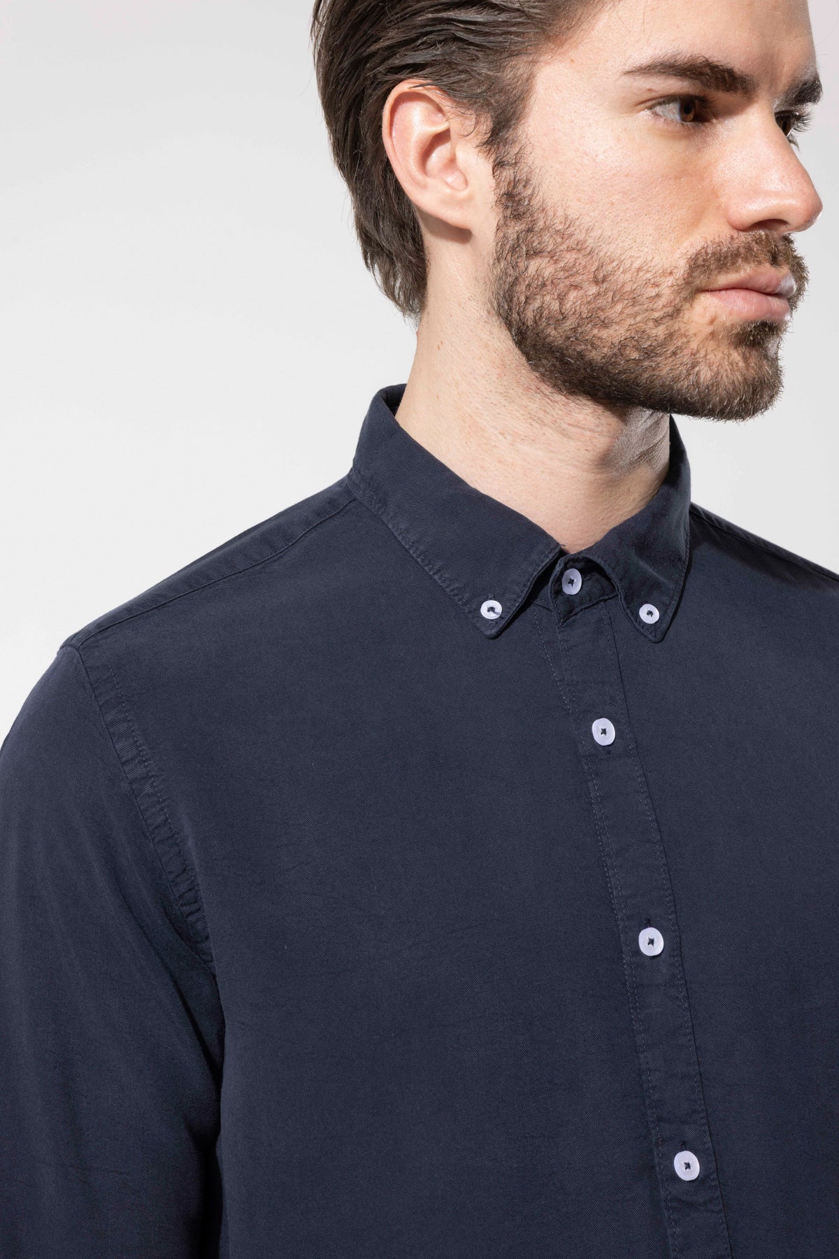 Modern Kesim Düğmeli Yaka Uzun Kollu Gömlek