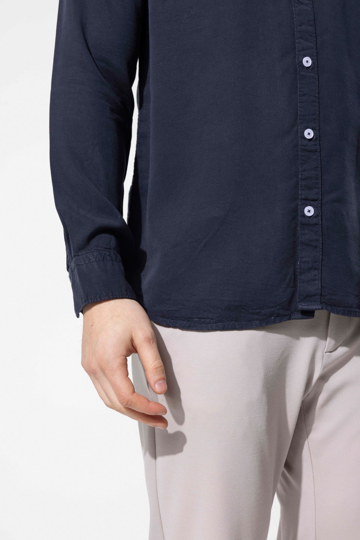 Modern Kesim Düğmeli Yaka Uzun Kollu Gömlek