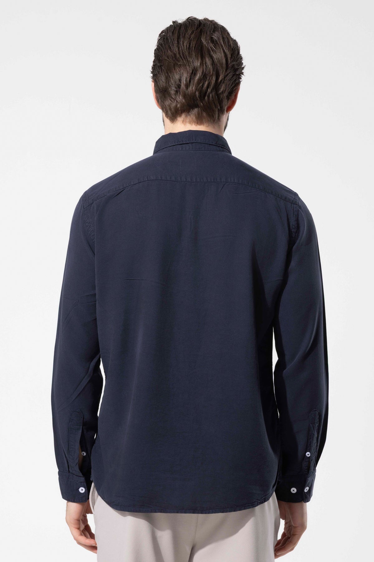 Modern Kesim Düğmeli Yaka Uzun Kollu Gömlek