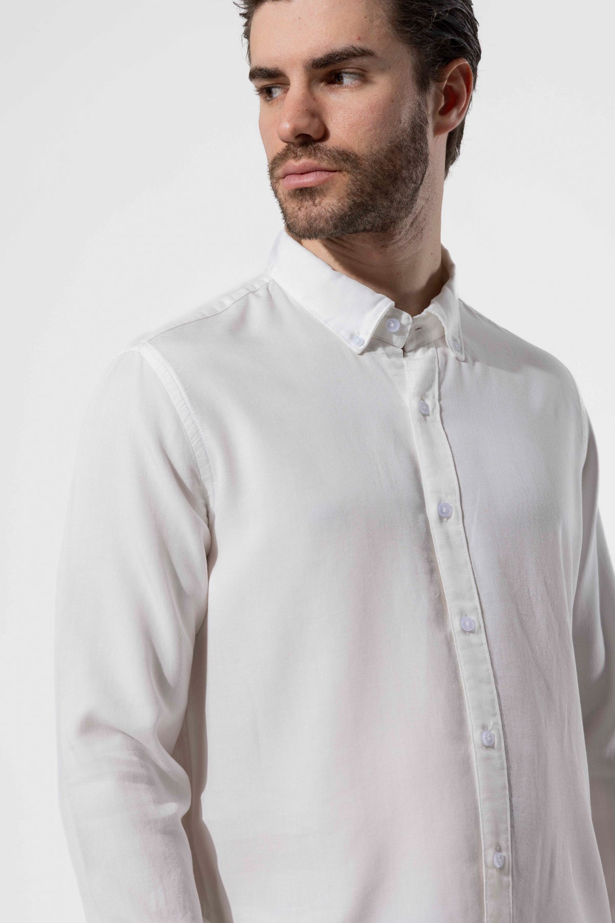 Modern Kesim Düğmeli Yaka Uzun Kollu Gömlek - Beyaz
